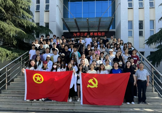 劳动淬炼青春 清洁点亮文明——中餐学院自愿劳动助力社区情形焕新