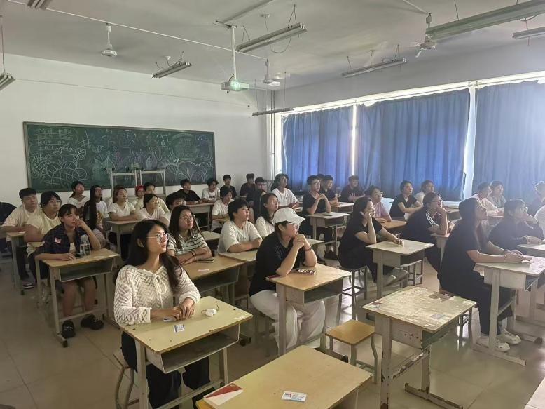 中餐学院组织全体师生寓目九三阅兵式